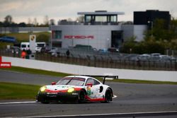 #91 Porsche Team Porsche 911 RSR: Richard Lietz, Frédéric Makowiecki