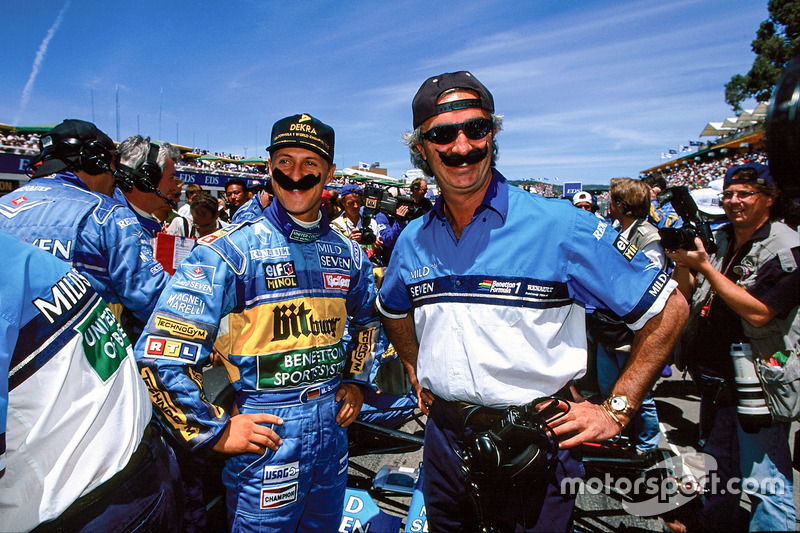 Schumacher en teambaas Flavio Briatore zijn ontspannen op de startgrid