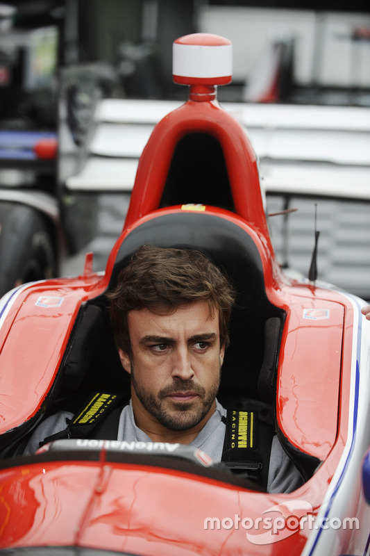 Fernando Alonso siede nella monoposto di Marco Andretti