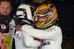 Гонщик Mercedes AMG F1 Льюис Хэмилтон поздравляет с победой своего напарника Валттери Боттаса