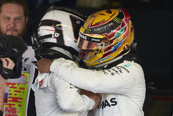 Гонщик Mercedes AMG F1 Льюис Хэмилтон поздравляет с победой своего напарника Валттери Боттаса