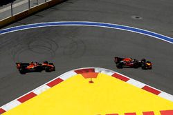 Daniel Ricciardo, Red Bull Racing RB13 y Fernando Alonso, McLaren MCL32