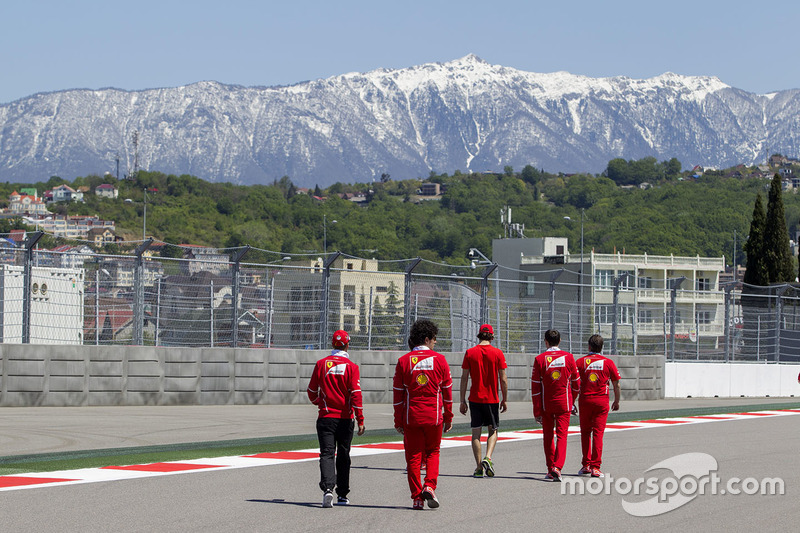 Sebastian Vettel, Ferrari, Antonio Giovinazzi, pembalap ketiga Ferrari, dan Edoardo Brosco berjalan di trek