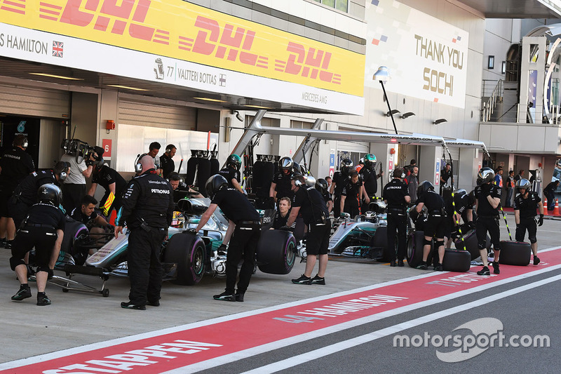 Льюис Хэмилтон, Mercedes AMG F1 W08, и Валттери Боттас, Mercedes AMG F1 W08
