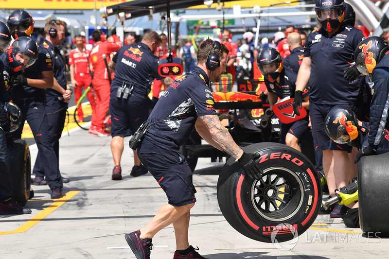 Max Verstappen, Red Bull Racing RB13 pit stop