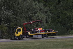 La voiture de Daniel Ricciardo, Red Bull Racing RB13, est ramenée au garage