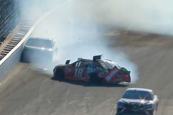 Kyle Busch, Joe Gibbs Racing Toyota, Martin Truex Jr., Furniture Row Racing Toyota crash