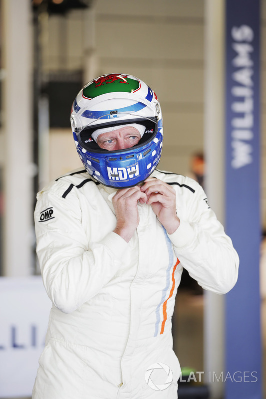 Mark Hazell se prepara para una carrera en el coche de Carlos Reutemann Williams FW07B