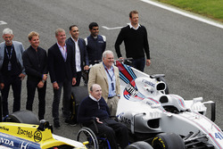 Sir Frank Williams, Patrick Head, a Williams FW40 and FW11 Honda. Behind, Damon Hill, Nico Rosberg, David Coulthard, Pastor Maldonado, Karun Chandhok and Alex Wurz