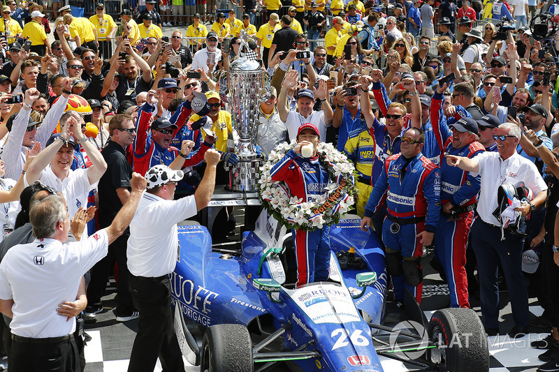 Takuma Sato, Andretti Autosport Honda celebrates with milk in victory lane
