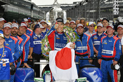Takuma Sato, Michael Andretti, Andretti Autosport team owner Autosport Honda celebrates the win in V