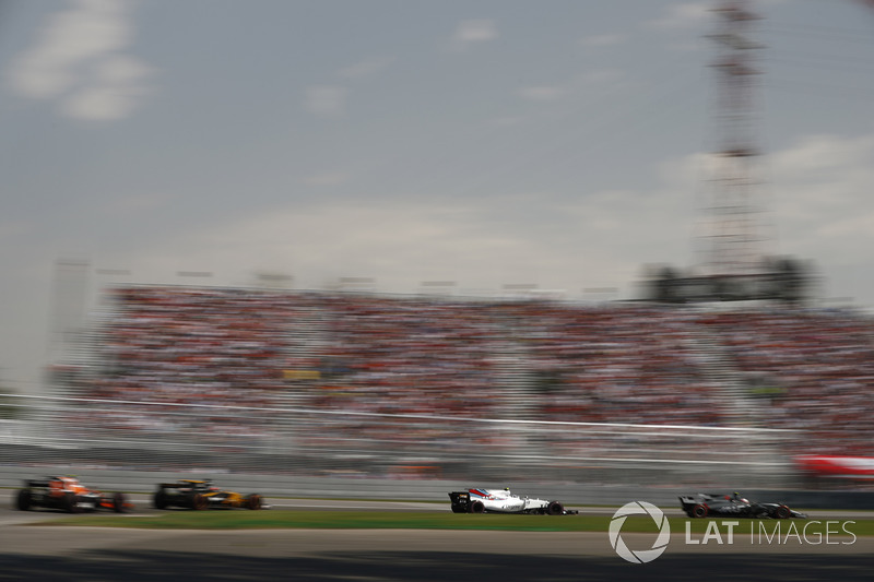 Kevin Magnussen, Haas F1 Team VF-17, Lance Stroll, Williams FW40, Nico Hulkenberg, Renault Sport F1