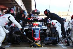 Esteban Gutierrez, Haas F1 Team VF-16 practices a pit stop