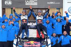 Kazanan Sébastien Ogier, Julien Ingrassia, Volkswagen Motorsport, ve takımı