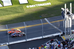Zielflagge: Denny Hamlin, Joe Gibbs Racing Toyota and Martin Truex Jr., Furniture Row Racing Toyota