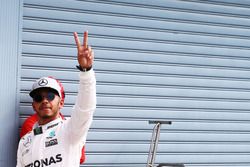 Lewis Hamilton, Mercedes AMG F1 pole pozisyonunu kutluyor, parc ferme