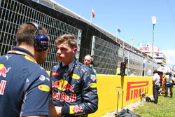 Макс Ферстаппен, Red Bull Racing и Джанпьеро Ламбьязе, гоночный инженер Red Bull на стартовой решетк
