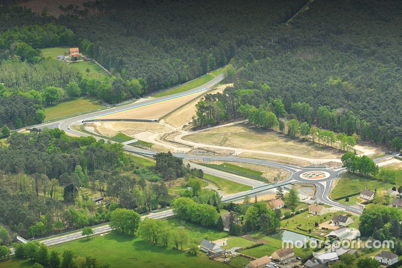 Una vista aerea di Indianapolis e Virage d'Arnage con una nuova rotonda