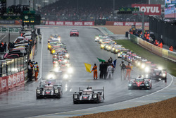 #2 Porsche Team Porsche 919 Hybrid: Romain Dumas, Neel Jani, Marc Lieb leads the field to recon lap
