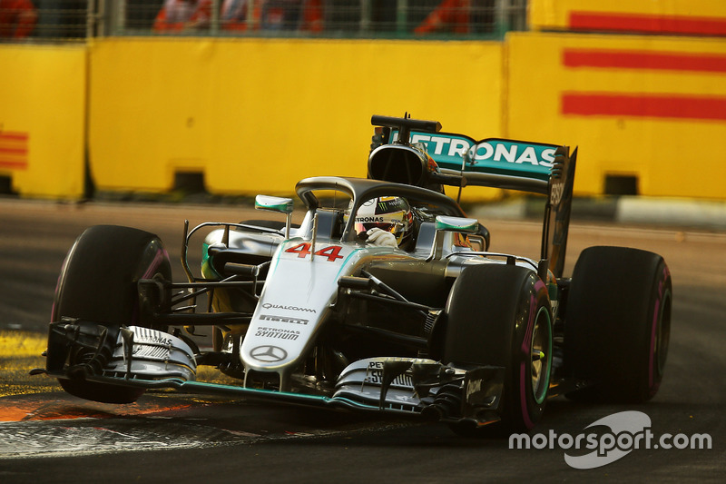 Lewis Hamilton, Mercedes AMG F1 W07 Hybrid con la cubierta de la cabina Halo