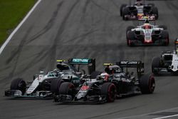 Nico Rosberg, Mercedes AMG F1 W07 Hybrid et Jenson Button, McLaren MP4-31 se battent pour une position