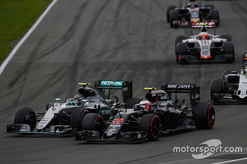 Nico Rosberg, Mercedes AMG F1 W07 Hybrid y Jenson Button, McLaren MP4-31