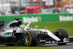 Le vainqueur Lewis Hamilton, Mercedes AMG F1 W07 Hybrid fête sa victoire à la fin de la course