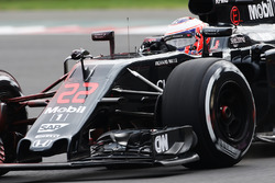 Jenson Button, McLaren MP4-31 with flow-vis paint