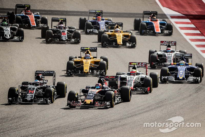 Daniil Kvyat, Scuderia Toro Rosso STR11 and Fernando Alonso, McLaren MP4-31 at the start of the race