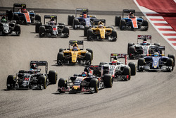 Daniil Kvyat, Scuderia Toro Rosso STR11 and Fernando Alonso, McLaren MP4-31 at the start of the race