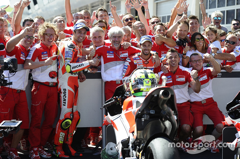 Die Ducati-Piloten und das Team im Parc Fermé