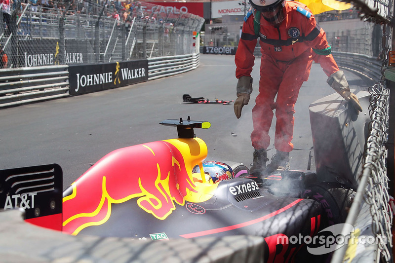 Max Verstappen, Red Bull Racing RB12 crash