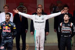 Lewis Hamilton, Mercedes AMG F1 mit Daniel Ricciardo, Red Bull Racing und Sergio Perez, Force India 