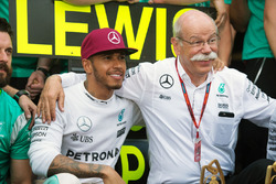 Ganador de la carrera Lewis Hamilton, Mercedes AMG F1 celebra con el Dr. Dieter Zetsche, Daimler AG