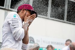 Le vainqueur Lewis Hamilton, Mercedes AMG F1, fête sa victoire avec son équipe