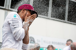 Il vincitore della gara Lewis Hamilton, Mercedes AMG F1 festeggia con il team