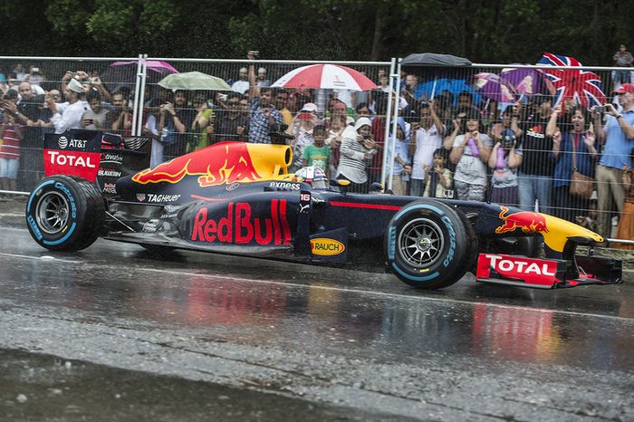 Coulthard faz demonstração com a Red Bull 