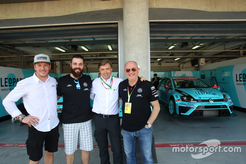 Jean-Karl Vernay e Stefano Comini, Leopard Racing, Volkswagen Golf GTI TCR, con Jos Capito, Direttor