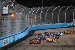 Скотт Диксон, Chip Ganassi Racing Chevrolet пересекает финишную черту первым