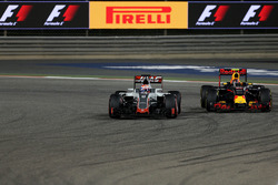 Romain Grosjean, Haas F1 Team VF-16 en Daniil Kvyat, Red Bull Racing RB12