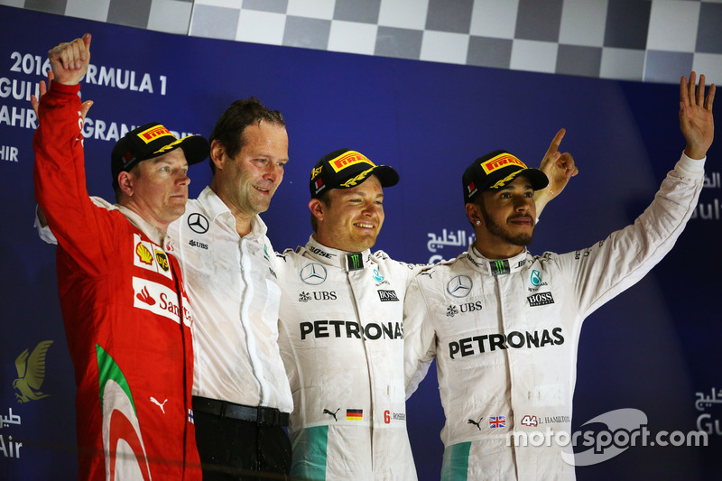 Poido: Kimi Raikkonen, Ferrari, secondo; Aldo Costa, Mercedes AMG F1 Engineering Director; Nico Rosberg, Mercedes AMG F1, il vincitore della gara; Lewis Hamilton, Mercedes AMG F1, terzo