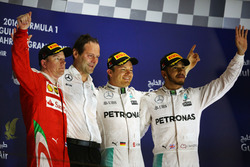 Poido: Kimi Raikkonen, Ferrari, secondo; Aldo Costa, Mercedes AMG F1 Engineering Director; Nico Rosberg, Mercedes AMG F1, il vincitore della gara; Lewis Hamilton, Mercedes AMG F1, terzo