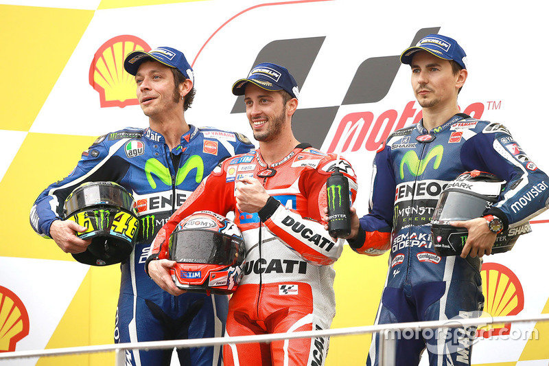 Podio: 1º Andrea Dovizioso, 2º Valentino Rossi, 3º Jorge Lorenzo