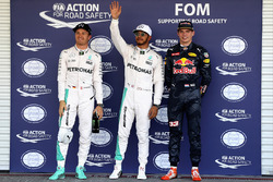 Le top 3 des qualifications dans le parc fermé : Nico Rosberg, Mercedes AMG F1, second; Lewis Hamilton, Mercedes AMG F1, pole position; Max Verstappen, Red Bull Racing, troisième
