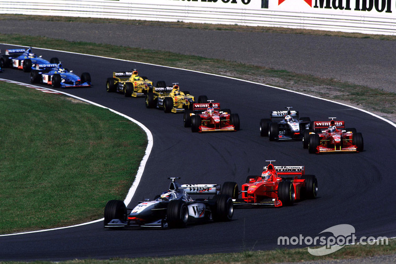 Mika Hakkinen aan de leiding bij de start