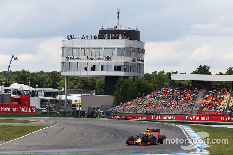 O pódio foi completado por Max Verstappen. Além do terceiro lugar, o holandês protagonizou o lance mais polêmico da prova, com...