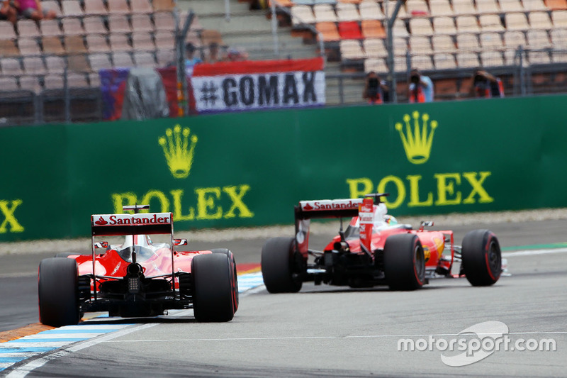 As duas Ferraris formam a terceira fila, mas em uma ordem diferente da imagem: Kimi Räikkönen parte à frente de Sebastian Vettel.