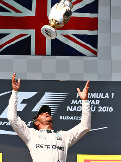 Le vainqueur Lewis Hamilton, Mercedes AMG F1 fête sa victoire sur le podium