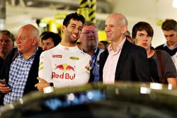 Daniel Ricciardo, Red Bull Racing habla con Adrian Newey, director técnico de Red Bull Racing en el Aston Martin y Red Bull Racing proyecto AMRB 001