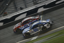 Dale Earnhardt Jr., Hendrick Motorsports Chevrolet, Greg Biffle, Roush Fenway Racing Ford